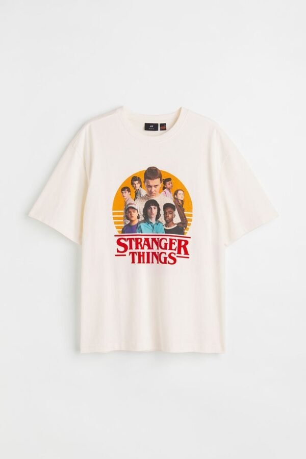Playera H&M Stranger Things A/W22  Manga Corta Blanca